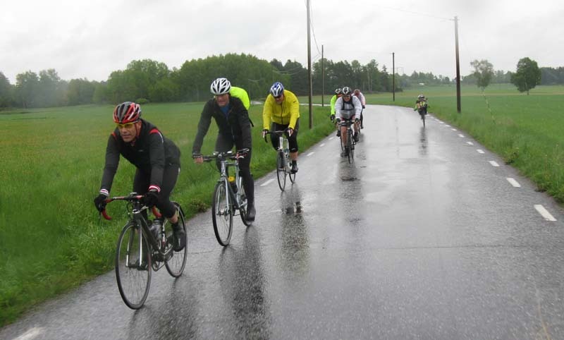 Ruta-in-bici-under-the-rain